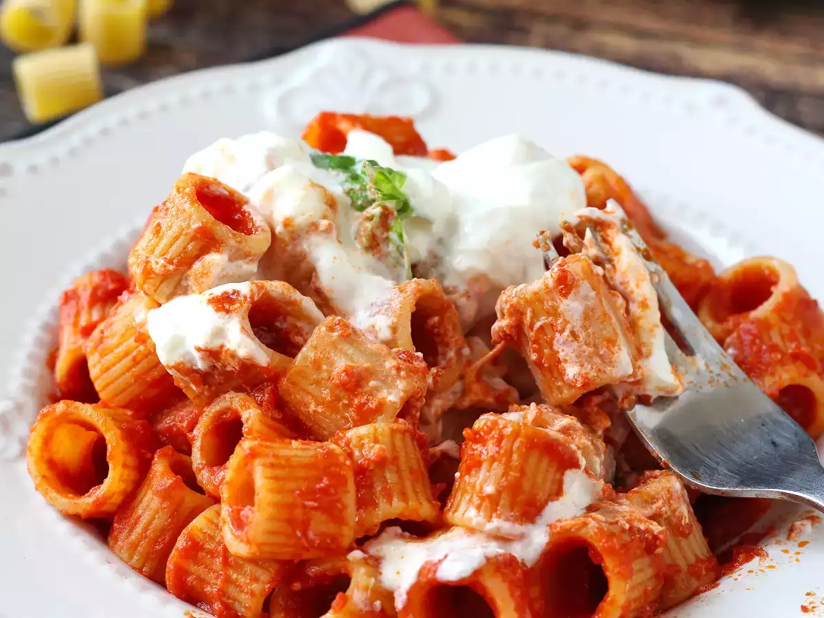 Pasta stracciatellan ja kermaisen tomaatin kanssa: ensimmäinen kurssi valmis 10 minuutissa. - kuva 7