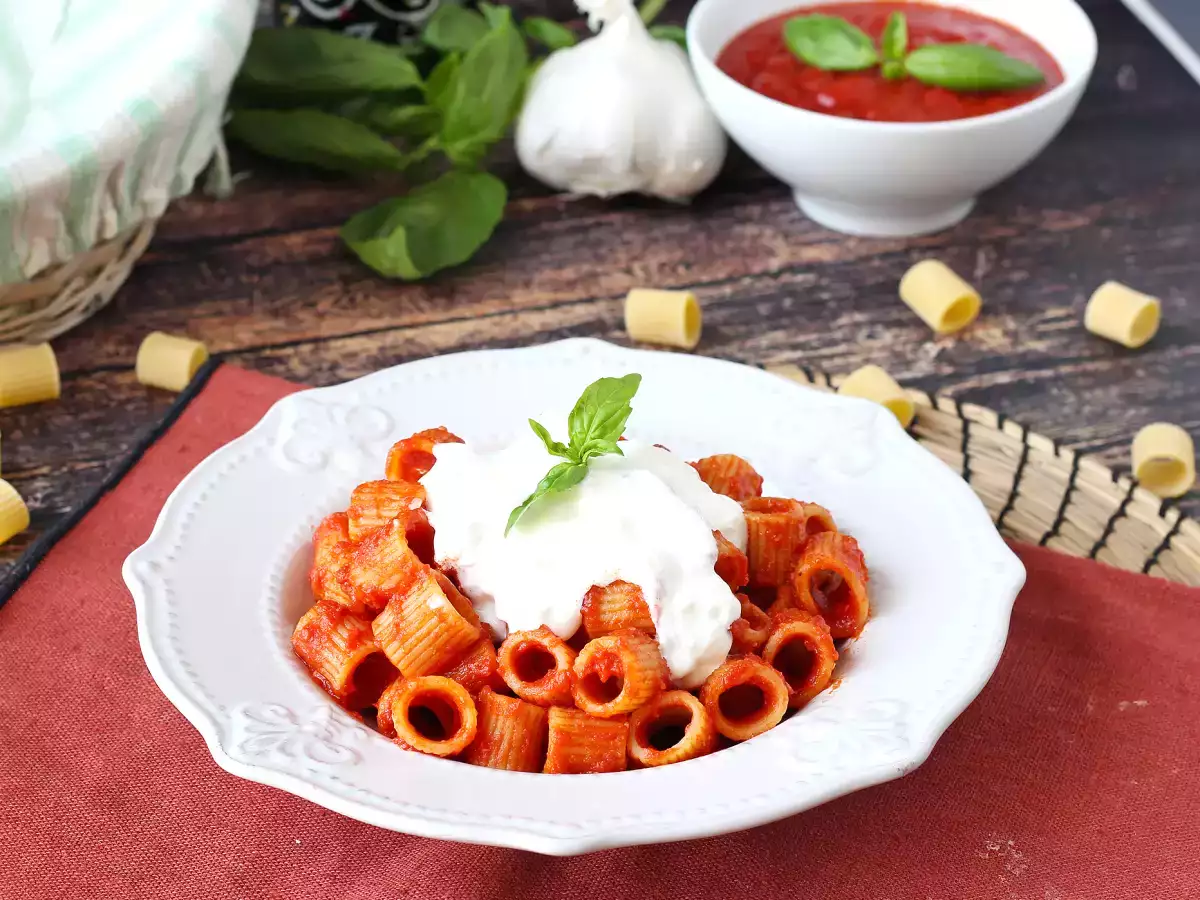Pasta stracciatellan ja kermaisen tomaatin kanssa: ensimmäinen kurssi valmis 10 minuutissa. - kuva 8