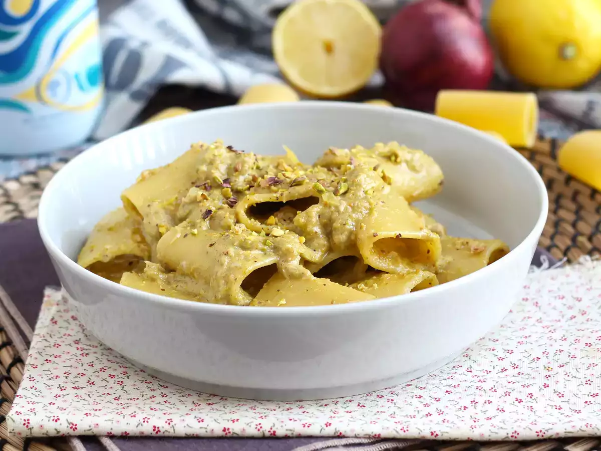 Pasta tonnikalalla, pistaasipähkinöillä ja sitruunalla