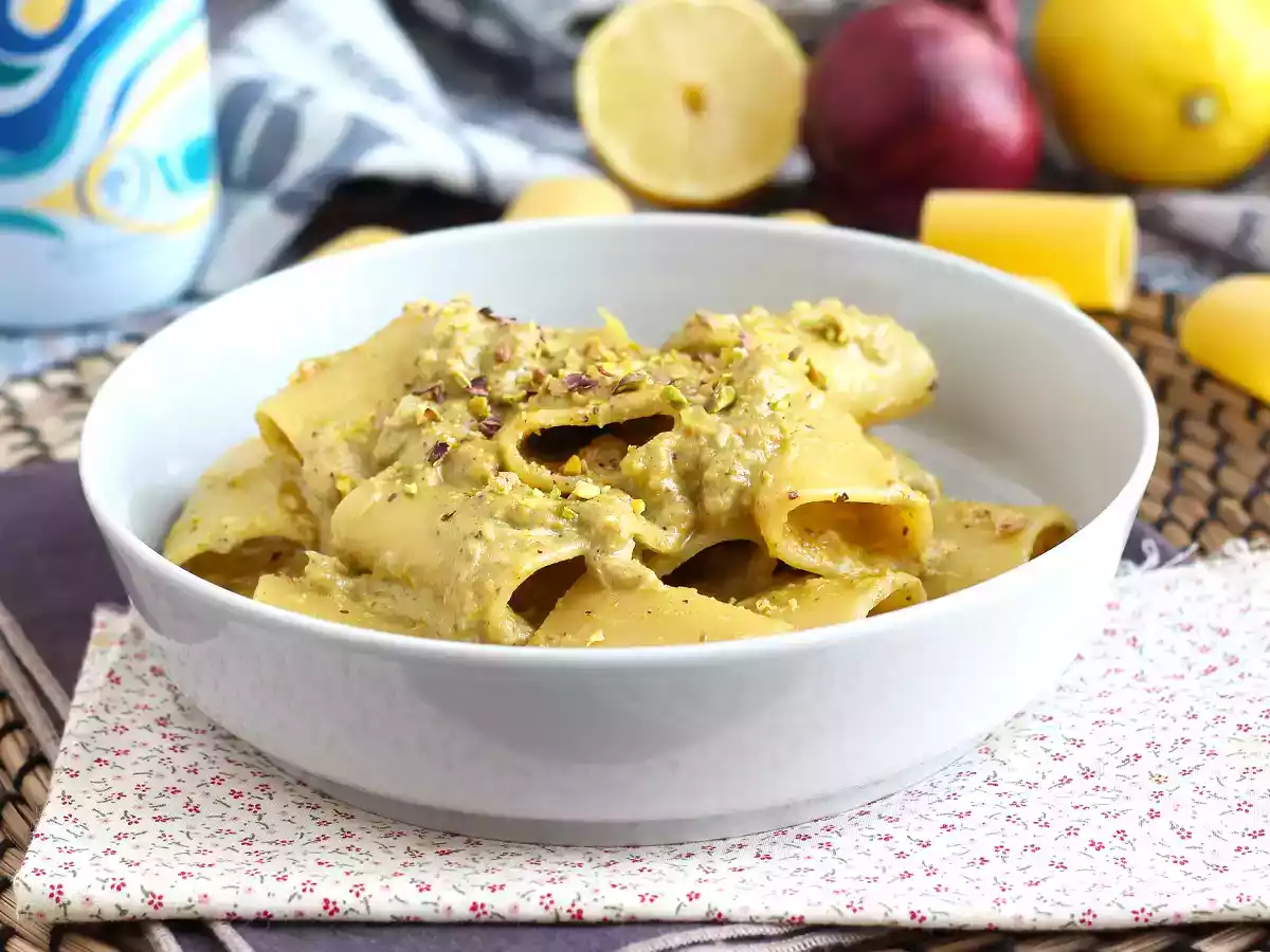 Pasta tonnikalan, pistaasipähkinöiden ja sitruunan kanssa