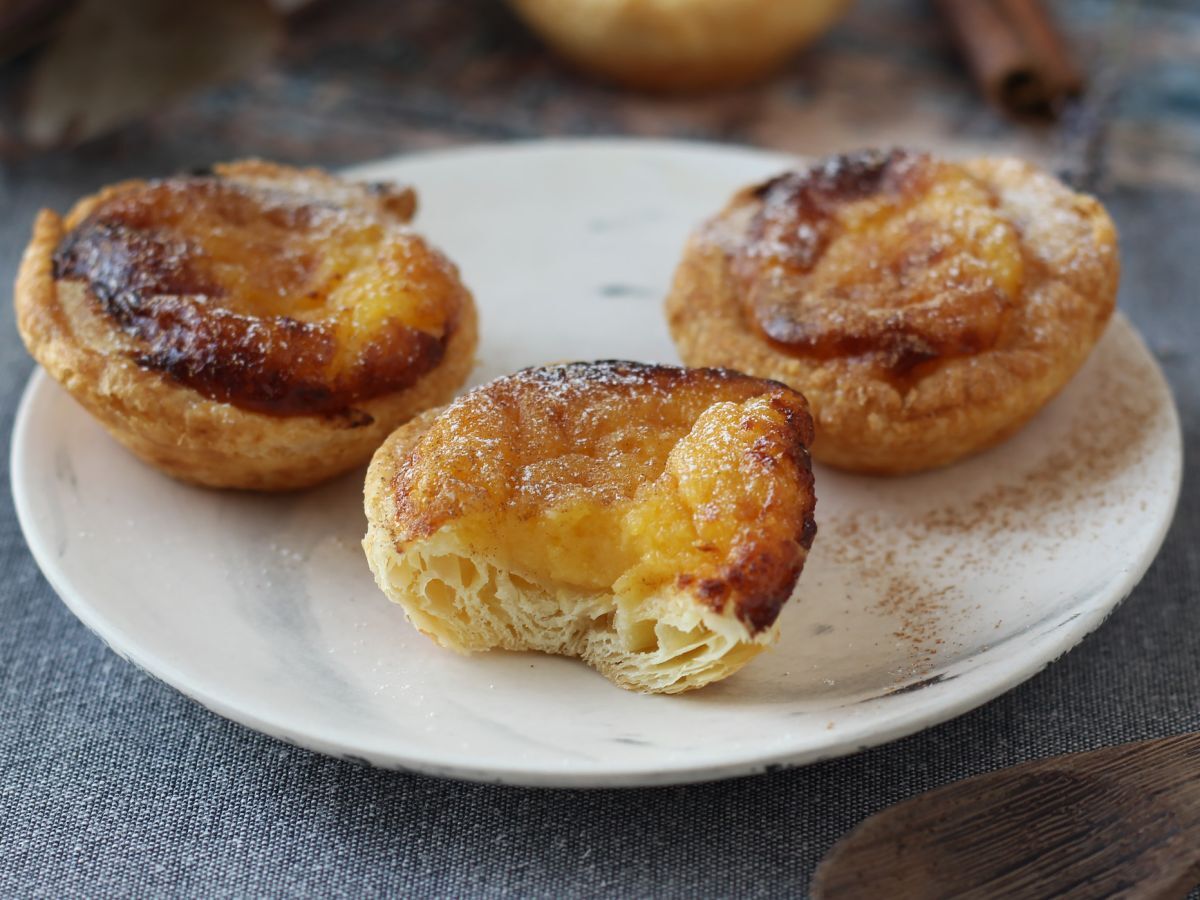 Pastéis de nata ilmakeittimessä. Nopea ja helppo resepti perinteiseen portugalilaiseen makeaan.