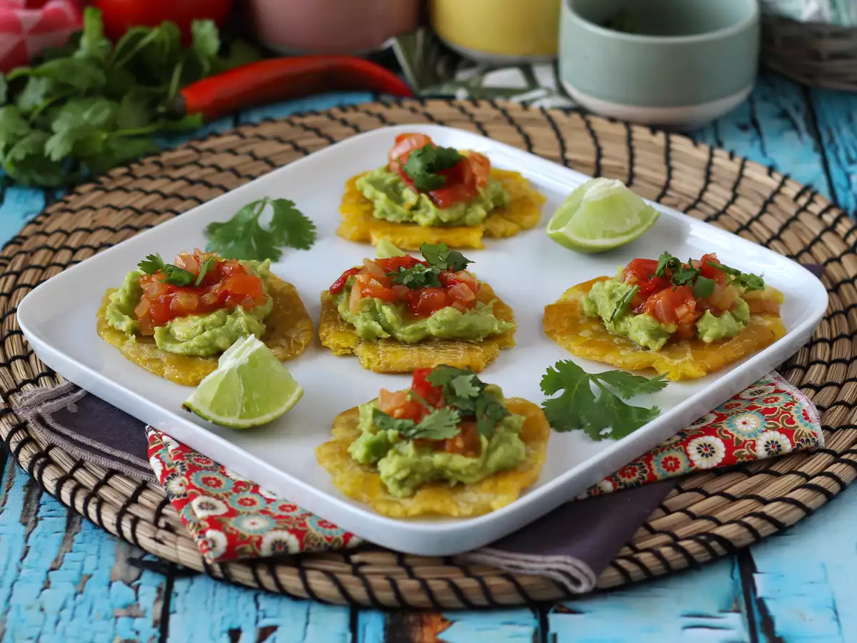 Patacones eli kolumbialaiset jauhobanaanileivät guacamolen ja tomaattikastikkeen kera - kuva 2