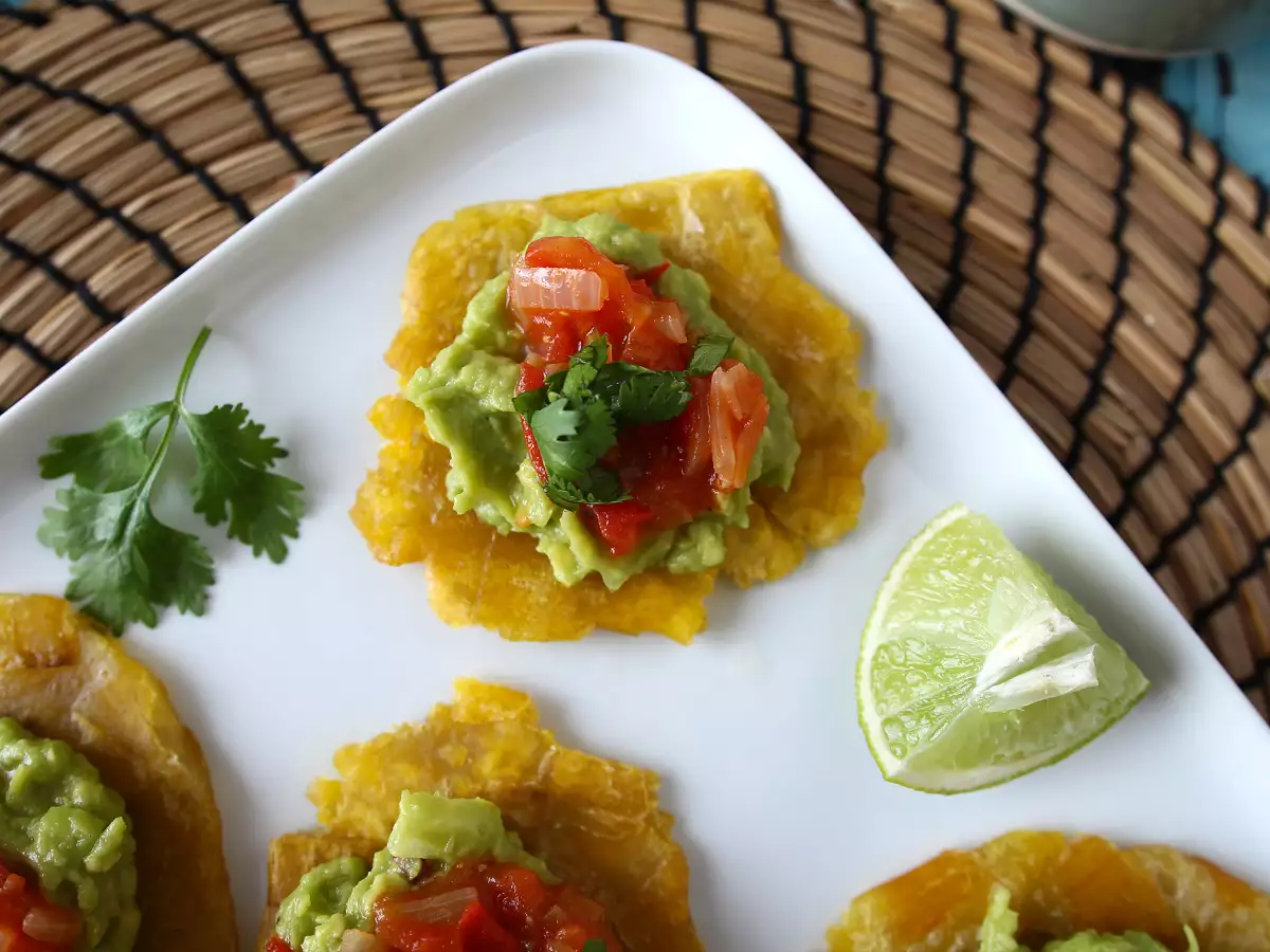 Patacones eli kolumbialaiset jauhobanaanileivät guacamolen ja tomaattikastikkeen kera - kuva 3