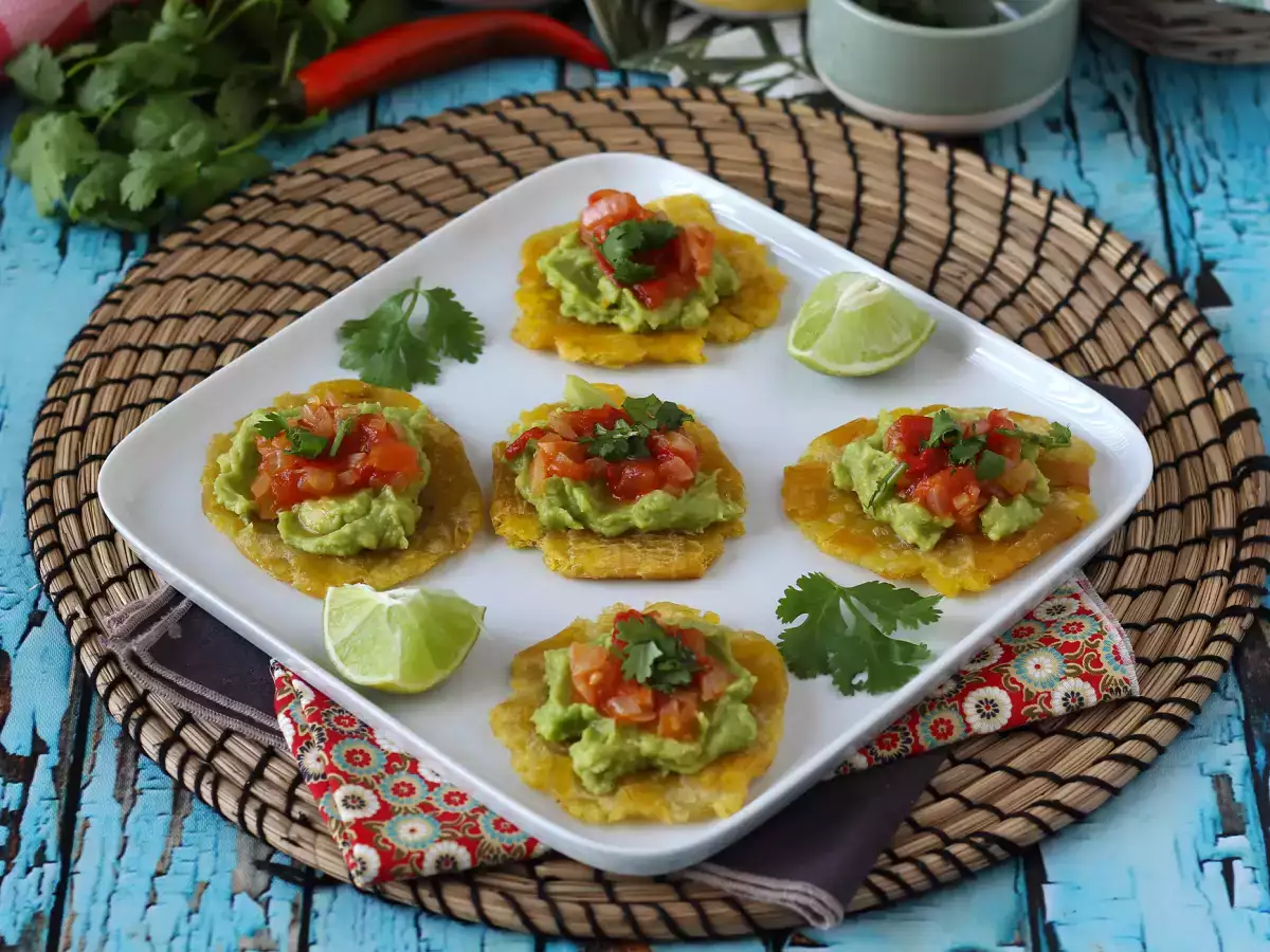 Patacones eli kolumbialaiset jauhobanaanileivät guacamolen ja tomaattikastikkeen kera - kuva 4