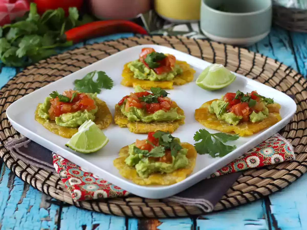 Patacones, kolumbialaisia plantain-paahtoleipiä guacamolen ja tomaattien kera. - kuva 2