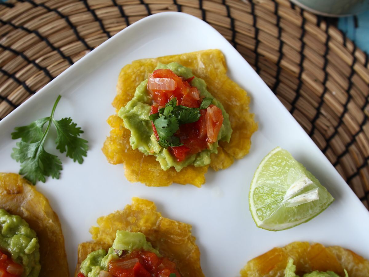 Patacones, kolumbialaisia plantain-paahtoleipiä guacamolen ja tomaattien kera. - kuva 3