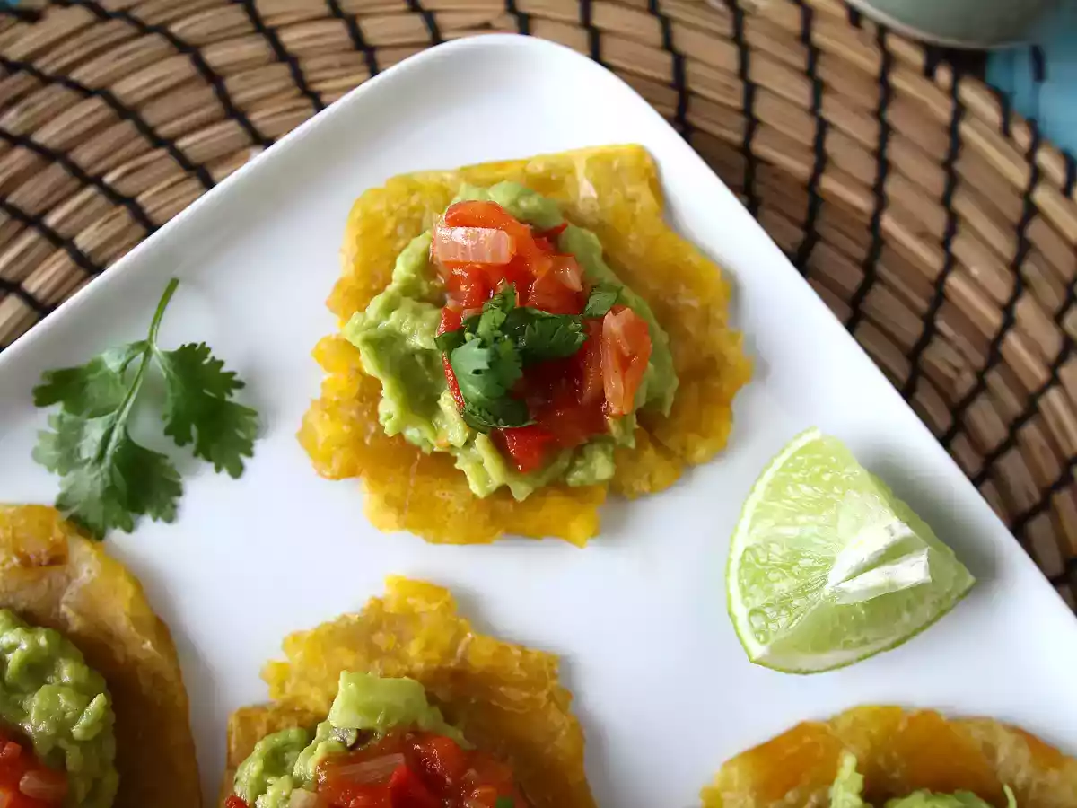 Patacones, kolumbialaisia plantain-paahtoleipiä guacamolen ja tomaattien kera. - kuva 3