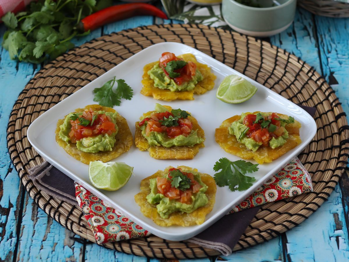 Patacones, kolumbialaisia plantain-paahtoleipiä guacamolen ja tomaattien kera. - kuva 4