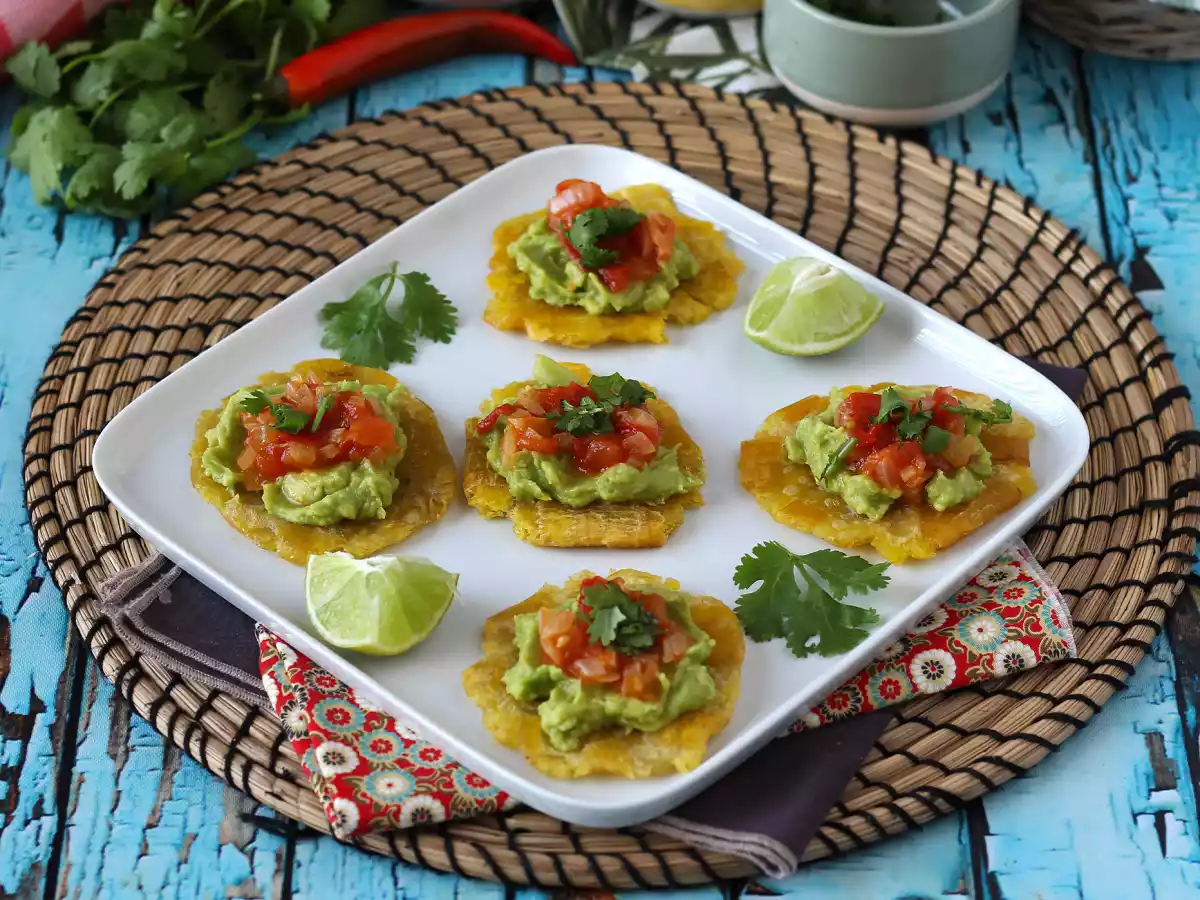 Patacones, kolumbialaisia plantain-paahtoleipiä guacamolen ja tomaattien kera. - kuva 4