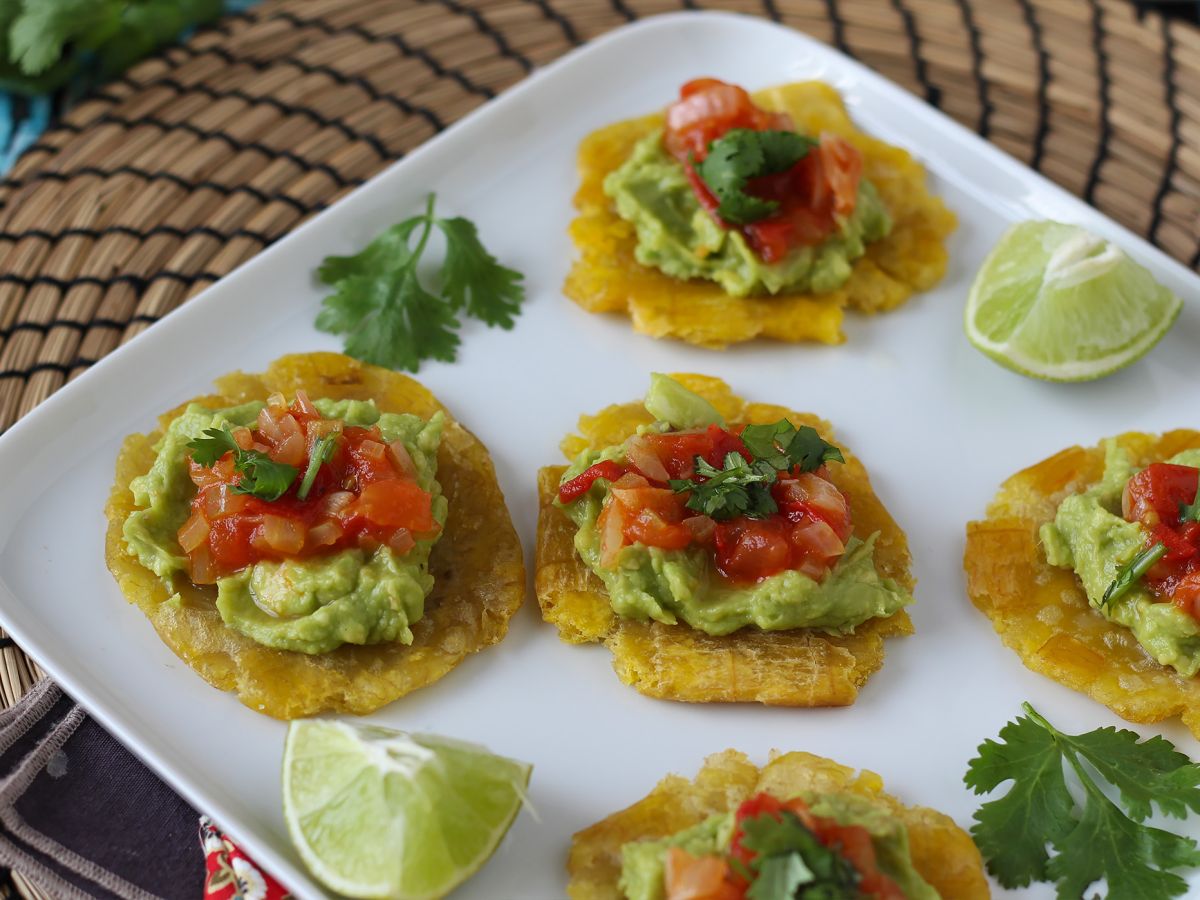 Patacones, kolumbialaisia plantain-paahtoleipiä guacamolen ja tomaattien kera. - kuva 5