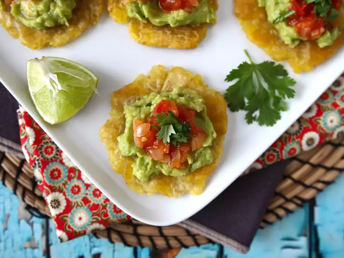 Patacones, kolumbialaisia plantain-paahtoleipiä guacamolen ja tomaattien kera. - kuva 6