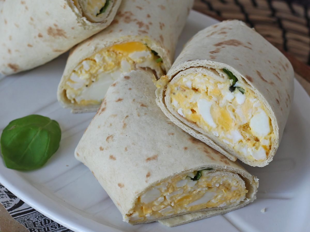 Pehmeä ja superproteiinipitoinen muna-feta-wrap - kuva 4