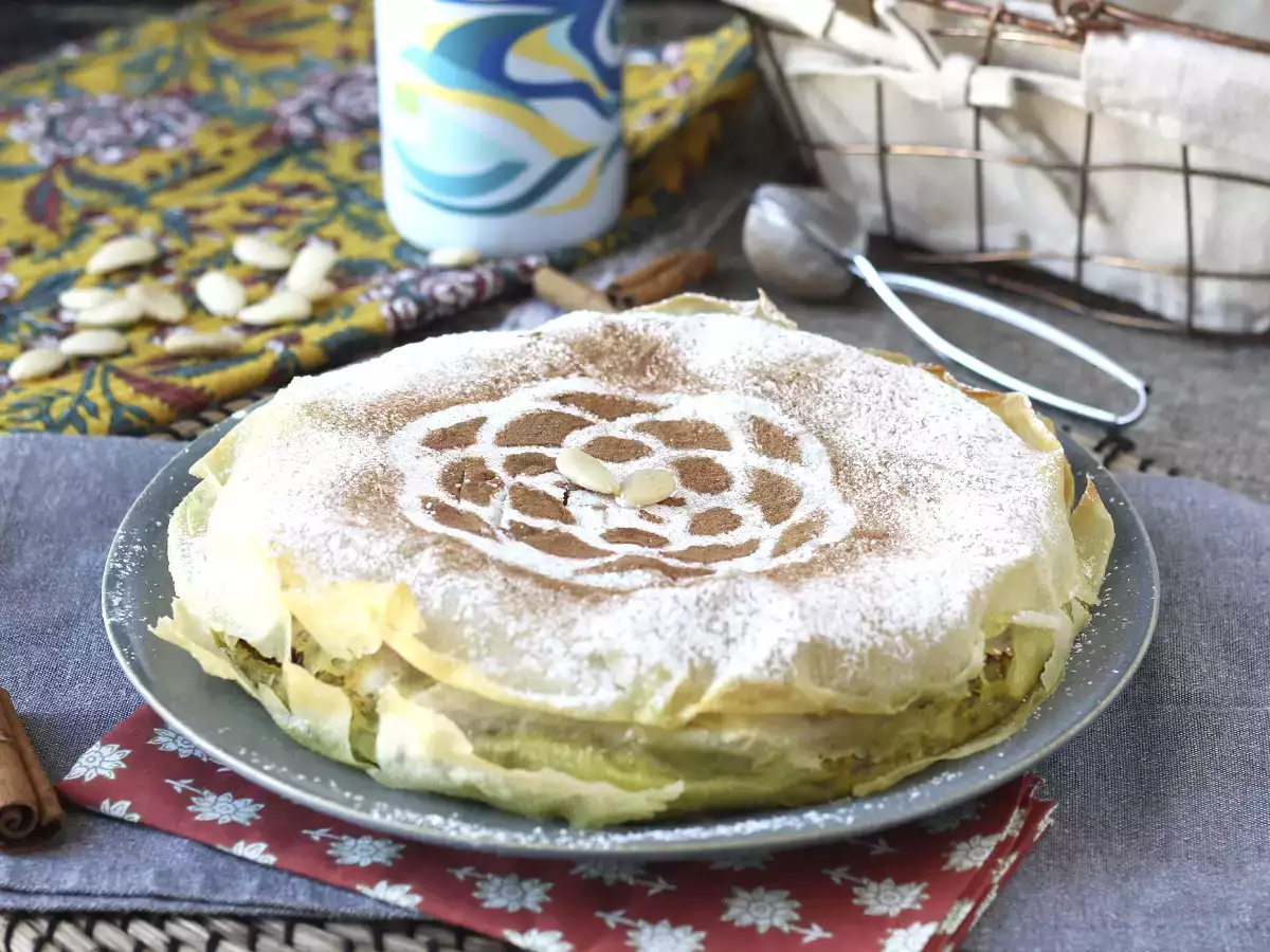 Perinteinen marokkolainen leivonnainen, jossa on tiilitaikinaa, kanaa ja mausteita.