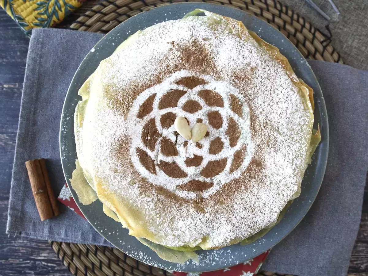 Perinteinen marokkolainen leivonnainen, jossa on tiilitaikinaa, kanaa ja mausteita. - kuva 2