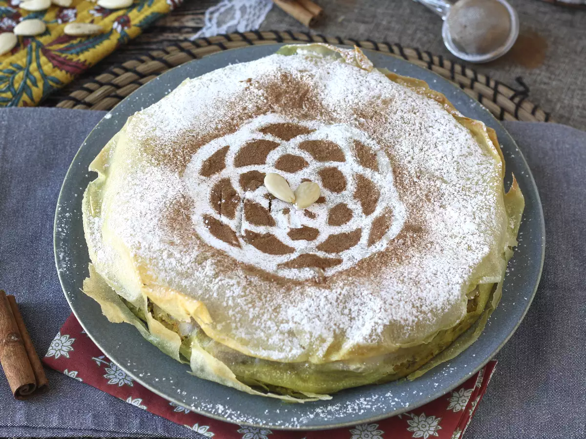 Perinteinen marokkolainen leivonnainen, jossa on tiilitaikinaa, kanaa ja mausteita. - kuva 3