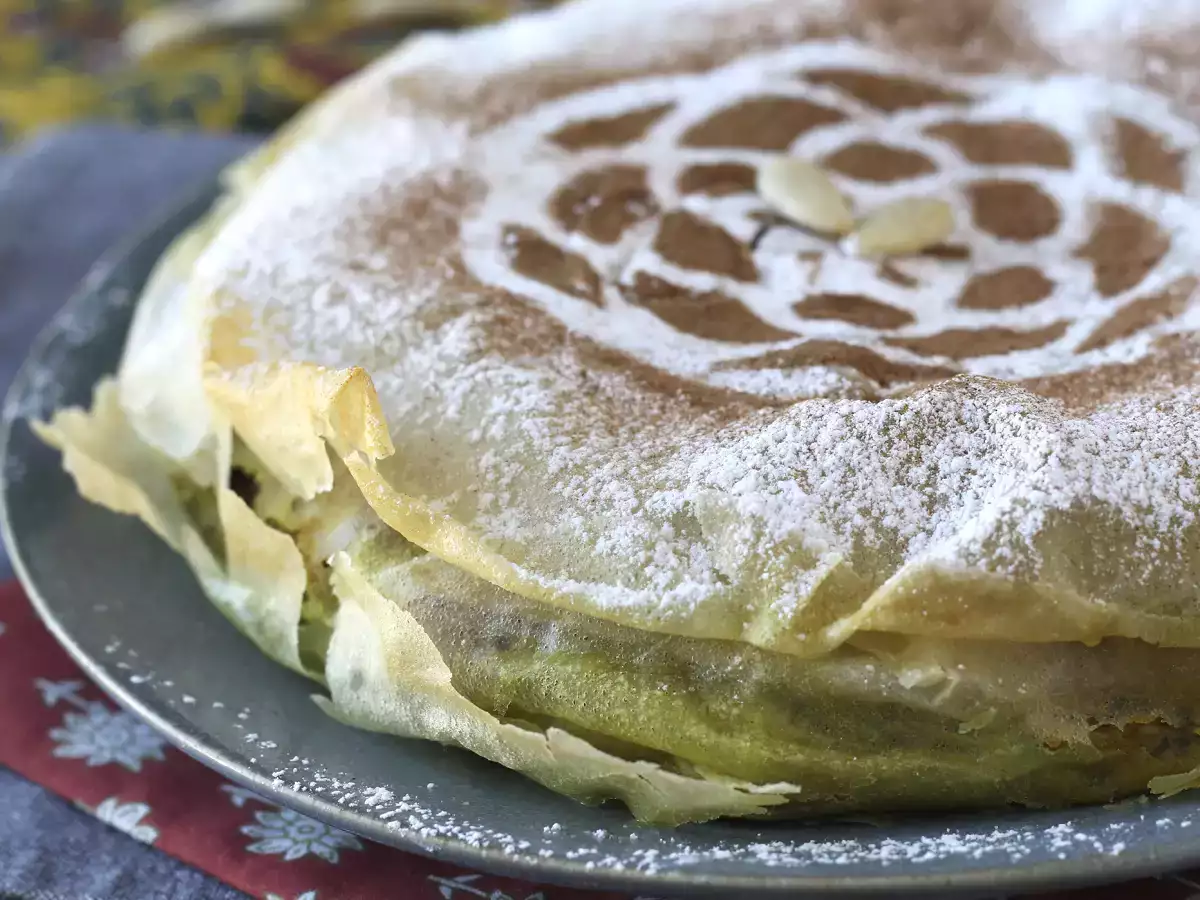 Perinteinen marokkolainen leivonnainen, jossa on tiilitaikinaa, kanaa ja mausteita. - kuva 4