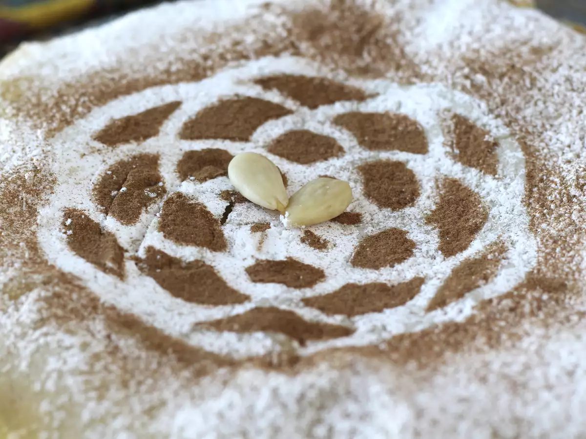 Perinteinen marokkolainen leivonnainen, jossa on tiilitaikinaa, kanaa ja mausteita. - kuva 5