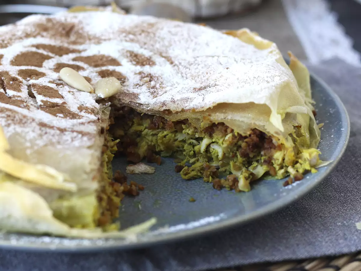 Perinteinen marokkolainen leivonnainen, jossa on tiilitaikinaa, kanaa ja mausteita. - kuva 6