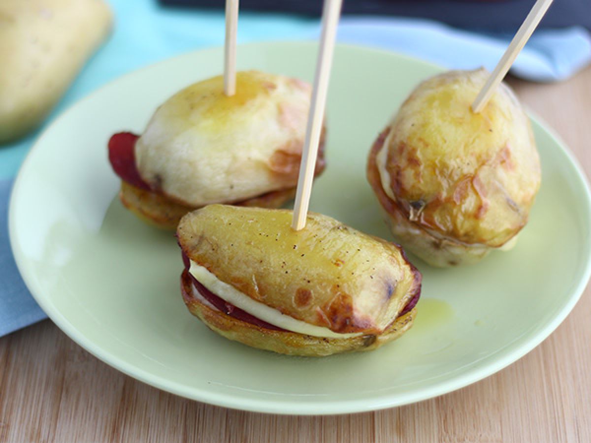 Perunalla täytetty raclette-voileipä