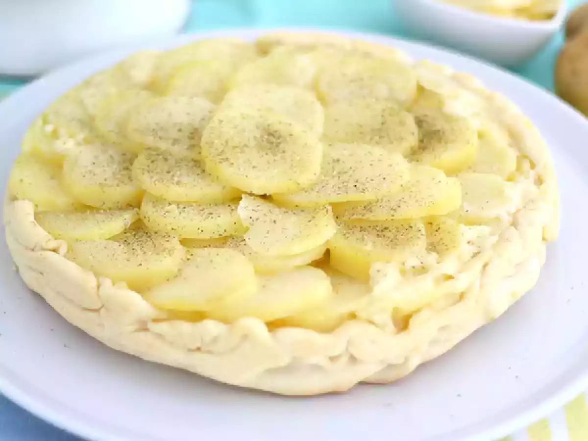 Perunoita ja Cantal-juustoa sisältävä Tarte Tatin