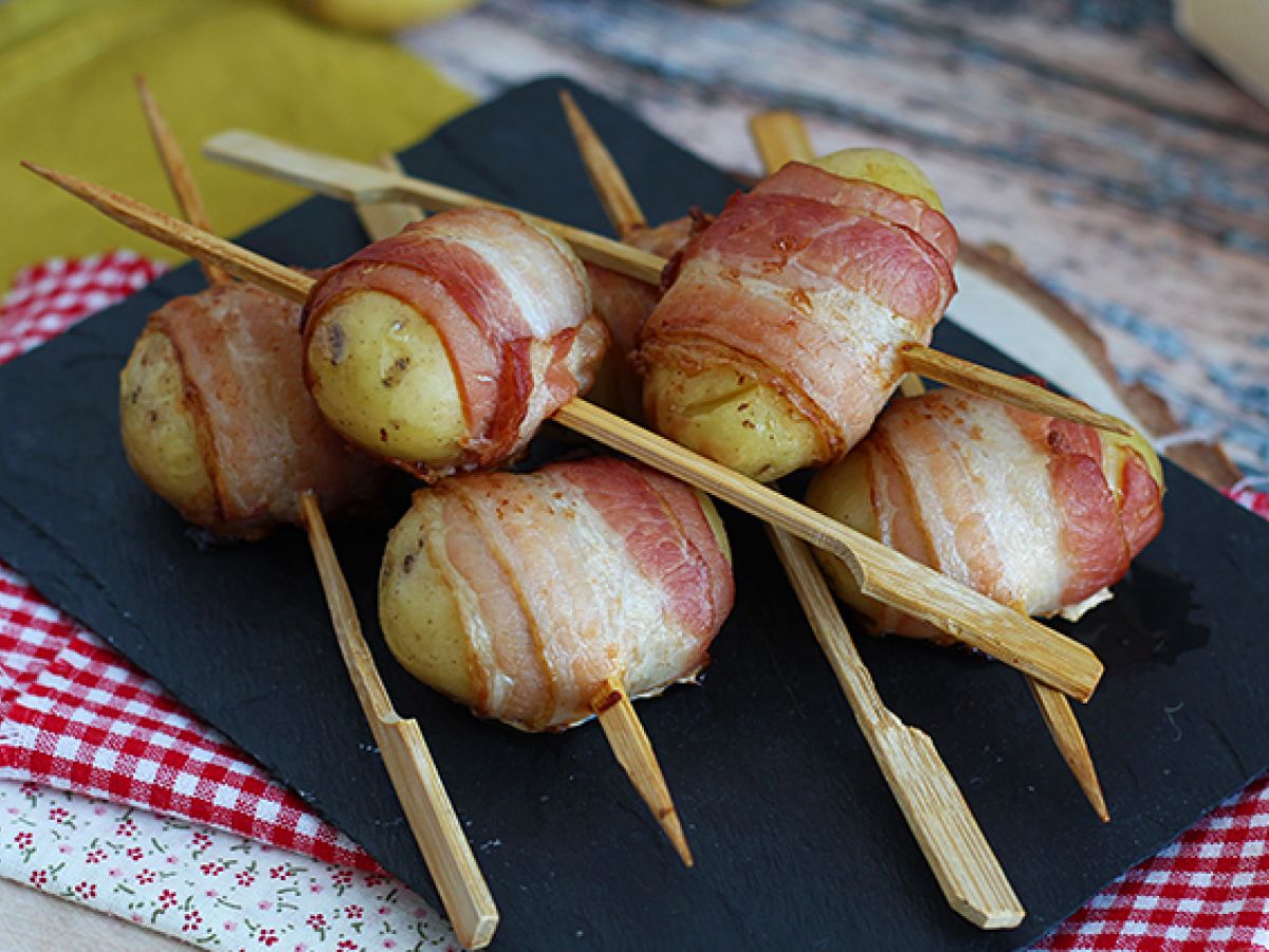 Perunoita ja savustettua pekonia sisältävät aperitiivivartaat