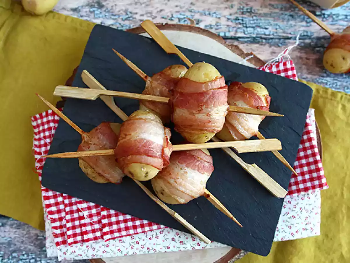 Perunoita ja savustettua pekonia sisältävät aperitiivivartaat - kuva 3