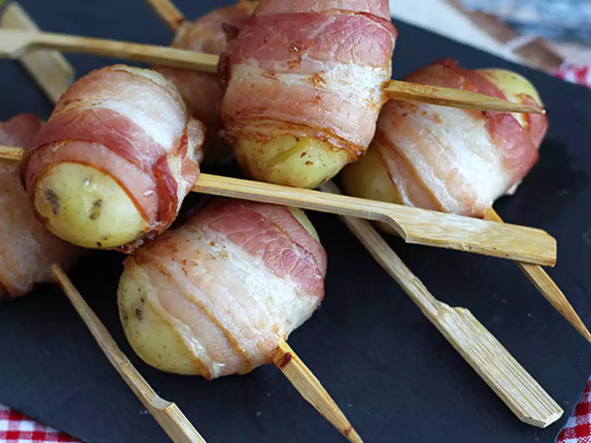 Perunoita ja savustettua pekonia sisältävät aperitiivivartaat - kuva 4