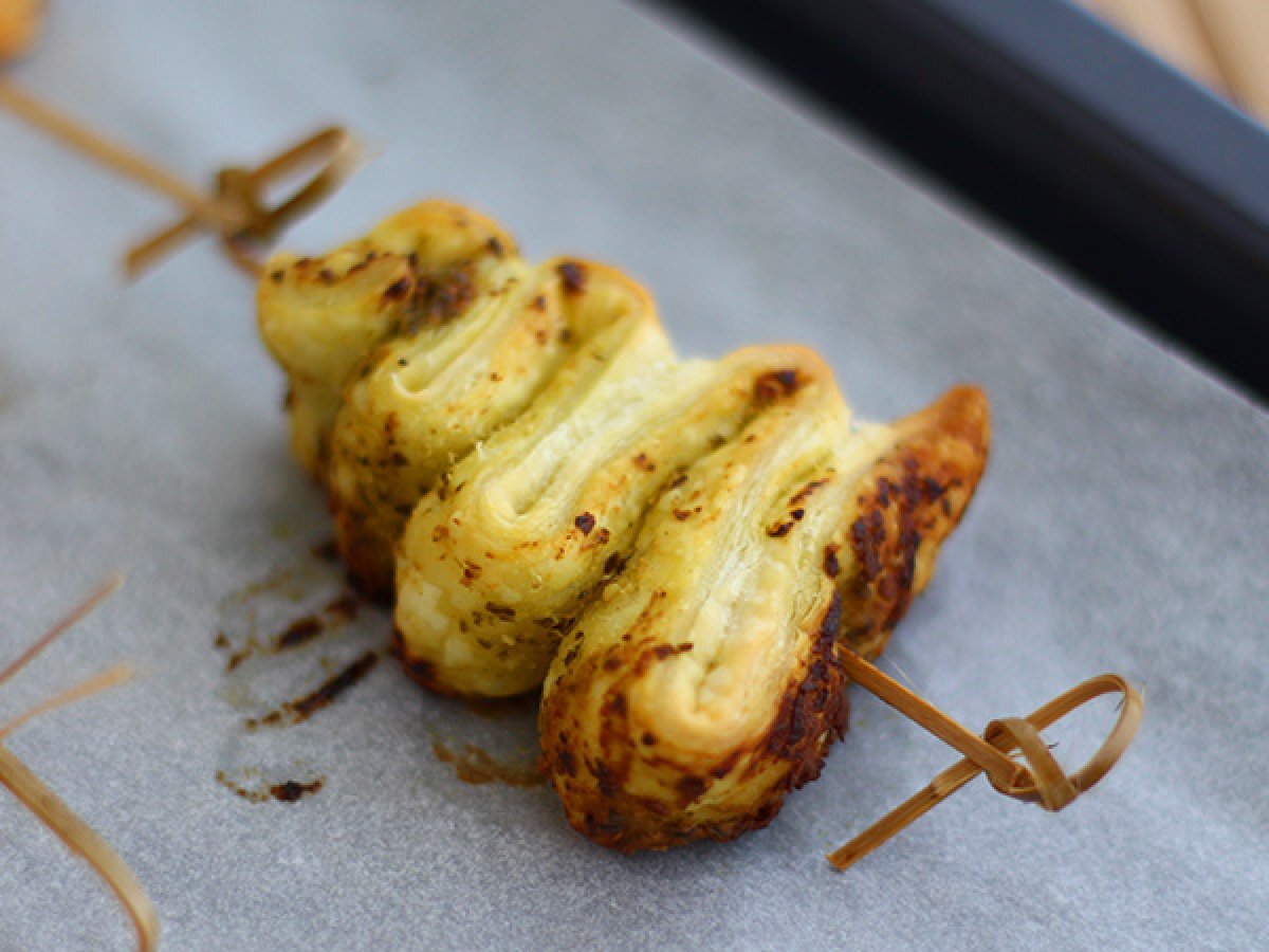 Pesto-leivonnaiset joulukuuset joulun aperitiivia varten