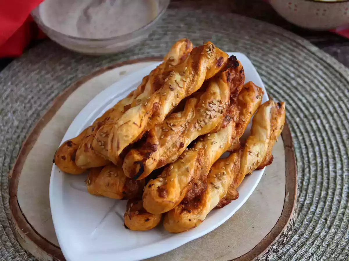 Pesto rosso ja mozzarellan kera tehtyjä lehtitaikinakierroksia
