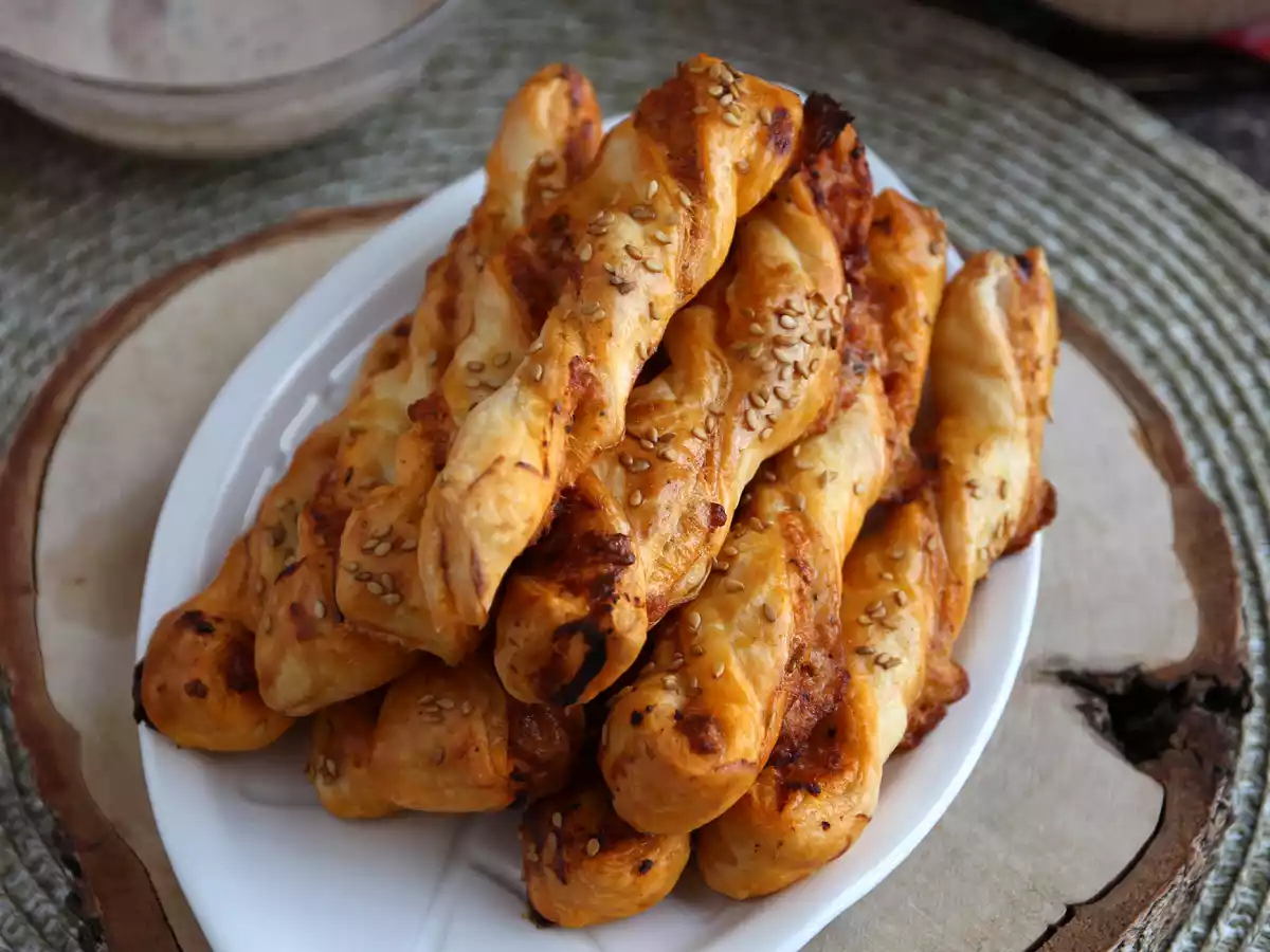 Pesto rosso ja mozzarellan kera tehtyjä lehtitaikinakierroksia - kuva 2