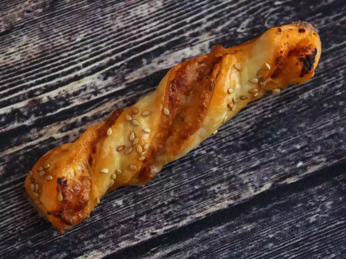 Pesto rosso ja mozzarellan kera tehtyjä lehtitaikinakierroksia - kuva 4