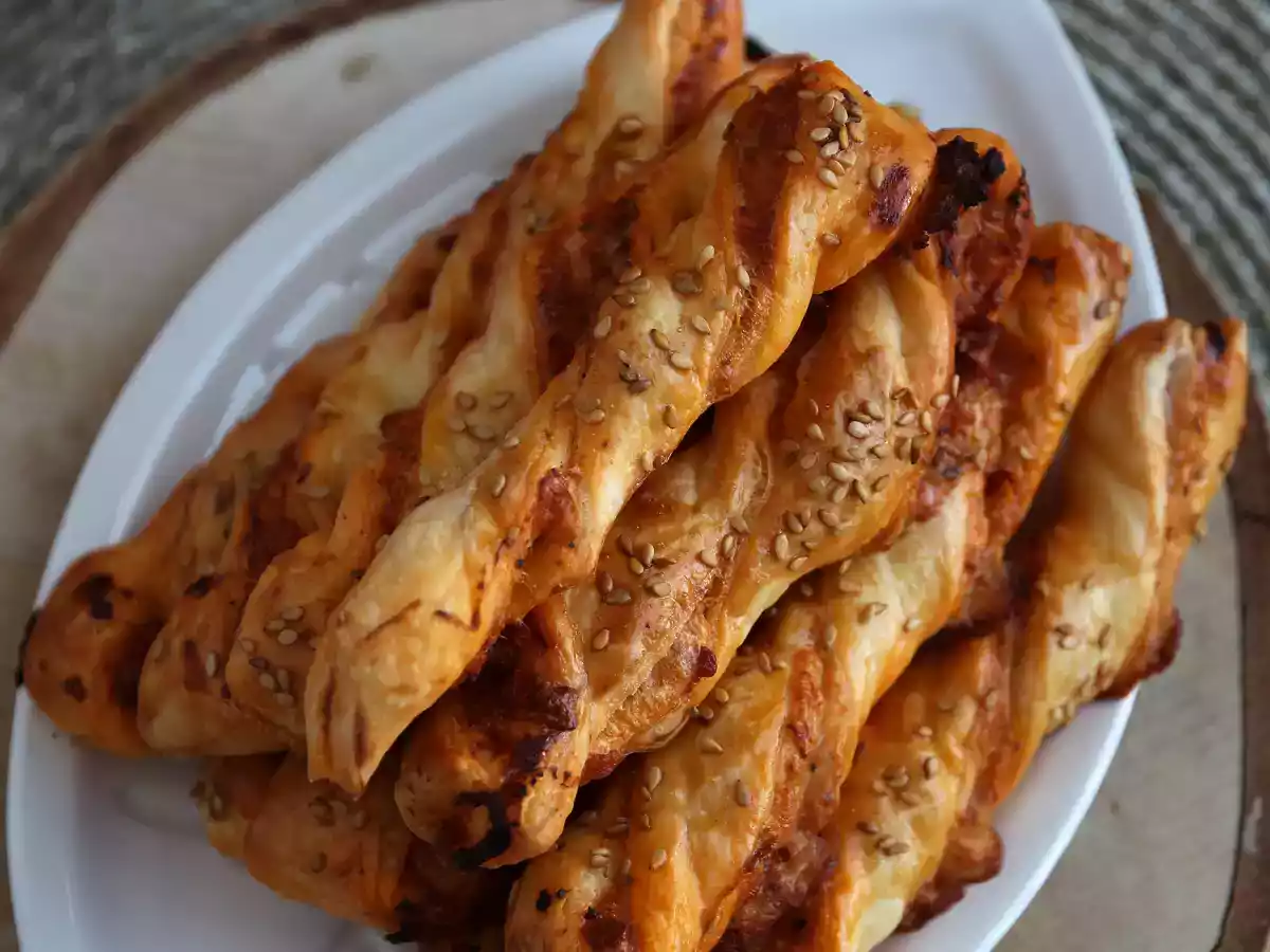 Pesto rosso ja mozzarellan kera tehtyjä lehtitaikinakierroksia - kuva 5