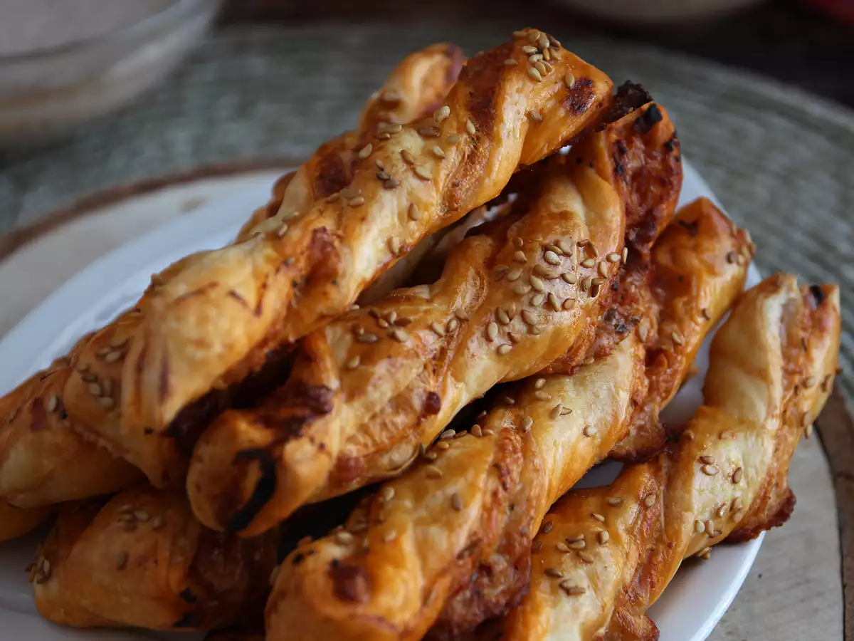 Pesto rosso -mozzarellakierteet lehtitaikinasta - kuva 3