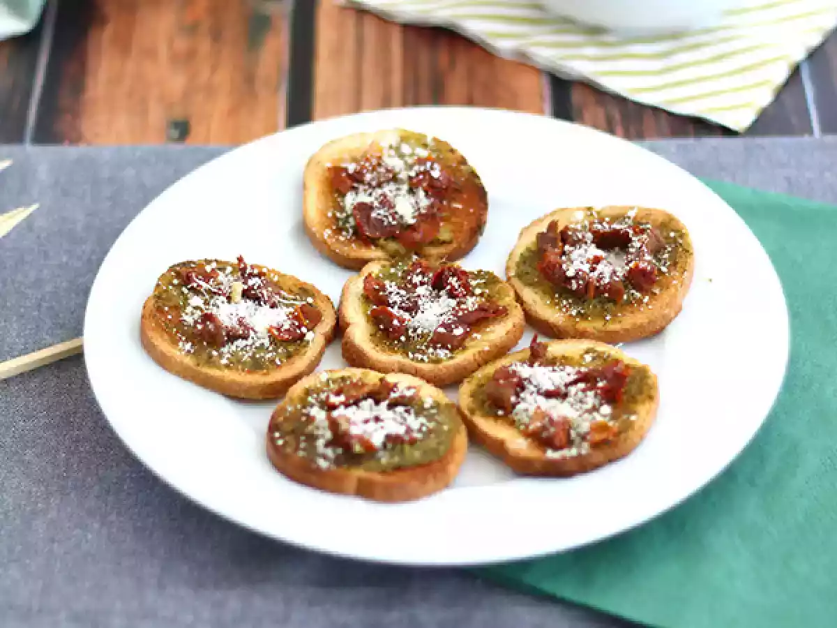 Pestoa, parmesaania ja aurinkokuivattua tomaattia sisältävä paahtoleipäpala