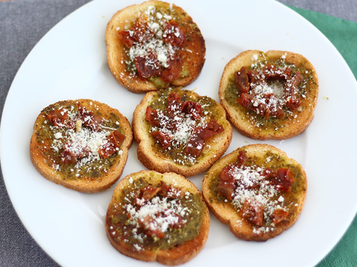 Pestoa, parmesaania ja aurinkokuivattua tomaattia sisältävä paahtoleipäpala - kuva 2