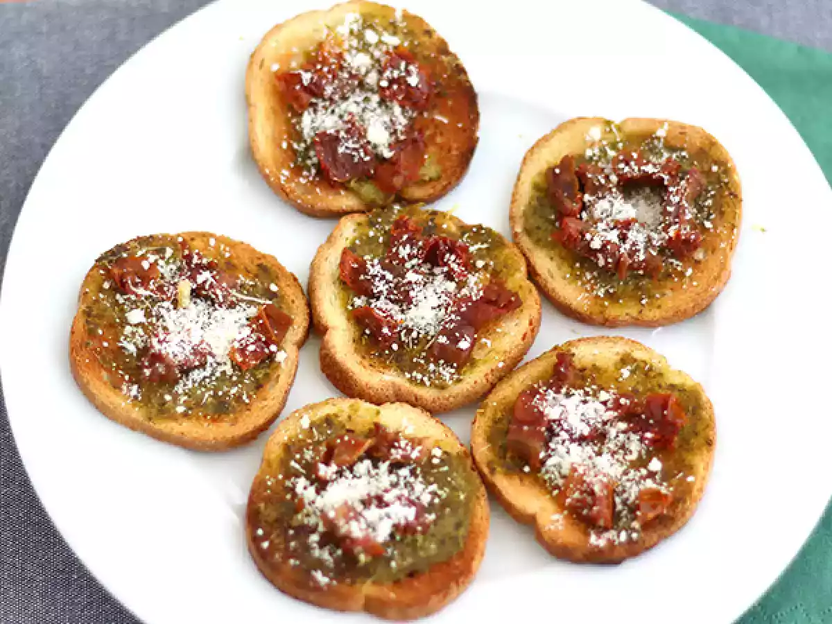 Pestoa, parmesaania ja aurinkokuivattua tomaattia sisältävä paahtoleipäpala - kuva 2
