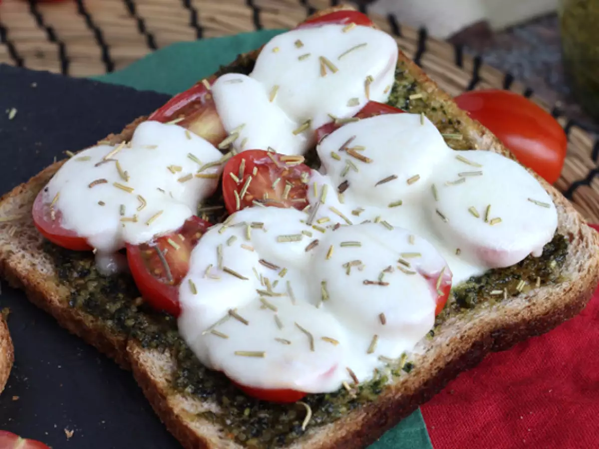 Pestobruschetta kirsikkatomaateilla ja mozzarellalla - kuva 4