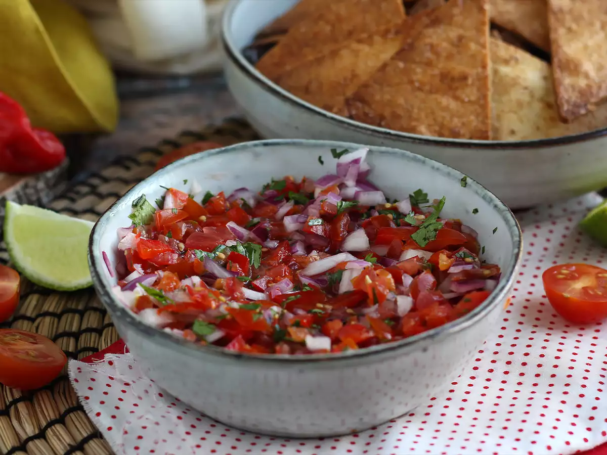 Pico de gallo ja kotitekoiset tortillalastut - kuva 3