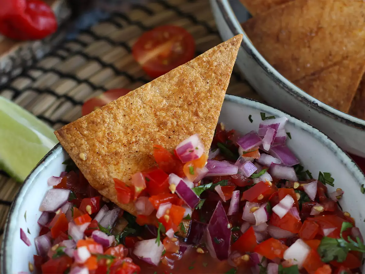 Pico de gallo ja kotitekoiset tortillalastut - kuva 4