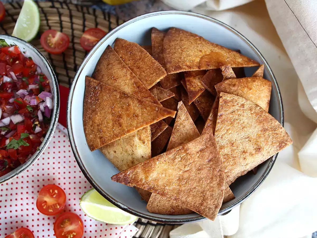 Pico de gallo ja kotitekoiset tortillalastut - kuva 5