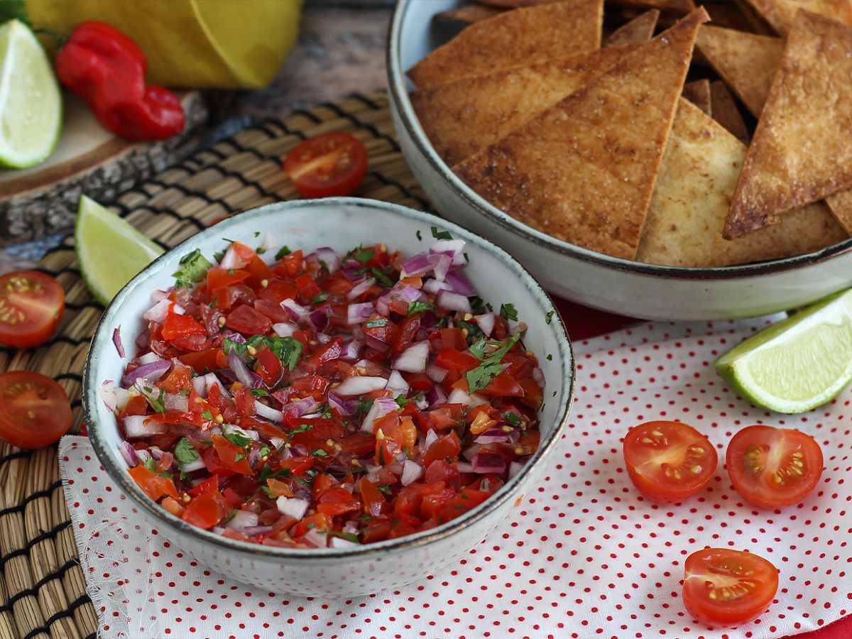 Pico de gallo ja kotitekoisia tortillachipsejä