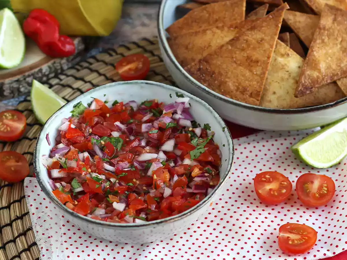 Pico de gallo ja kotitekoisia tortillachipsejä