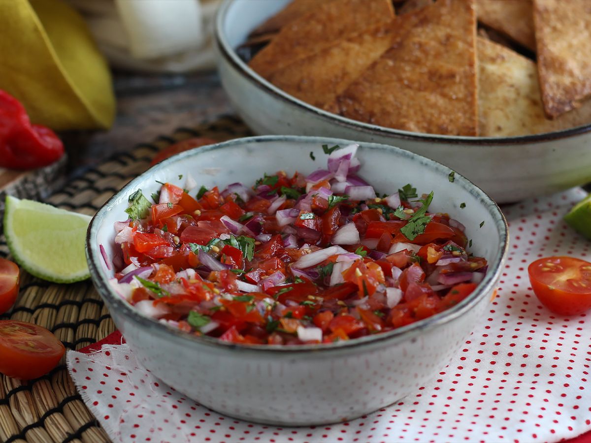 Pico de gallo ja kotitekoisia tortillachipsejä - kuva 3