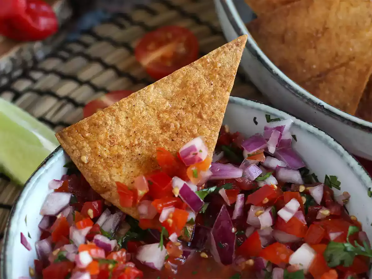 Pico de gallo ja kotitekoisia tortillachipsejä - kuva 4
