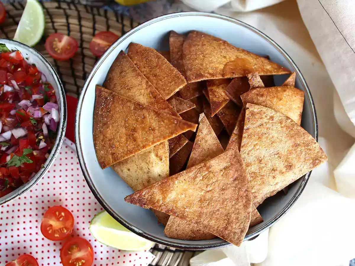 Pico de gallo ja kotitekoisia tortillachipsejä - kuva 5
