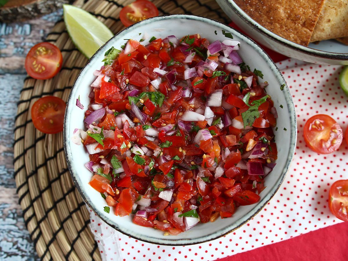 Pico de gallo ja kotitekoisia tortillachipsejä - kuva 6