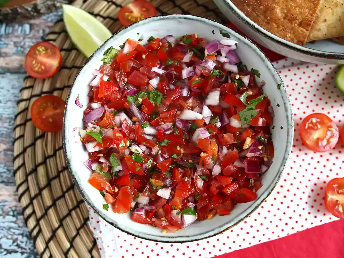 Pico de gallo ja kotitekoisia tortillachipsejä - kuva 6