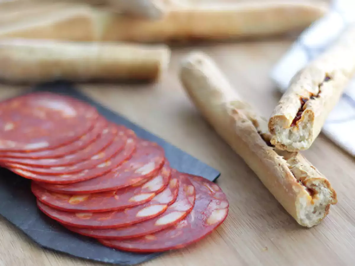 Pienet chorizolla täytetyt leipätangot - kuva 2