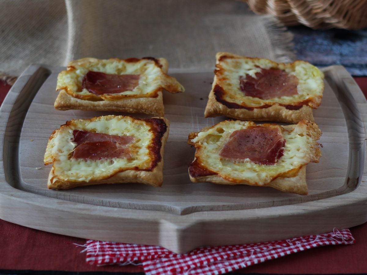 Pienet raclette-maustetut tatin-tortut, yksittäisinä annoksina.