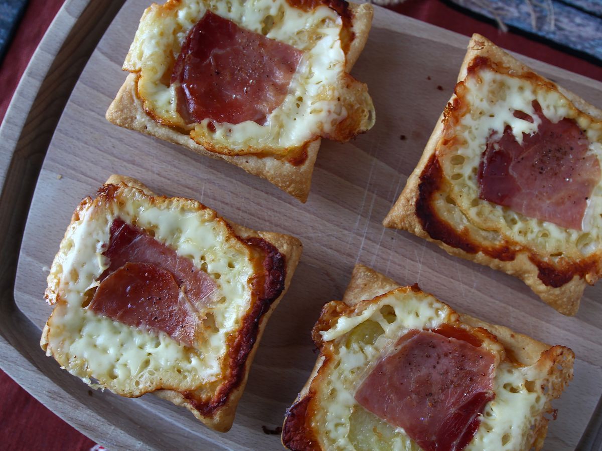 Pienet raclette-maustetut tatin-tortut, yksittäisinä annoksina. - kuva 2